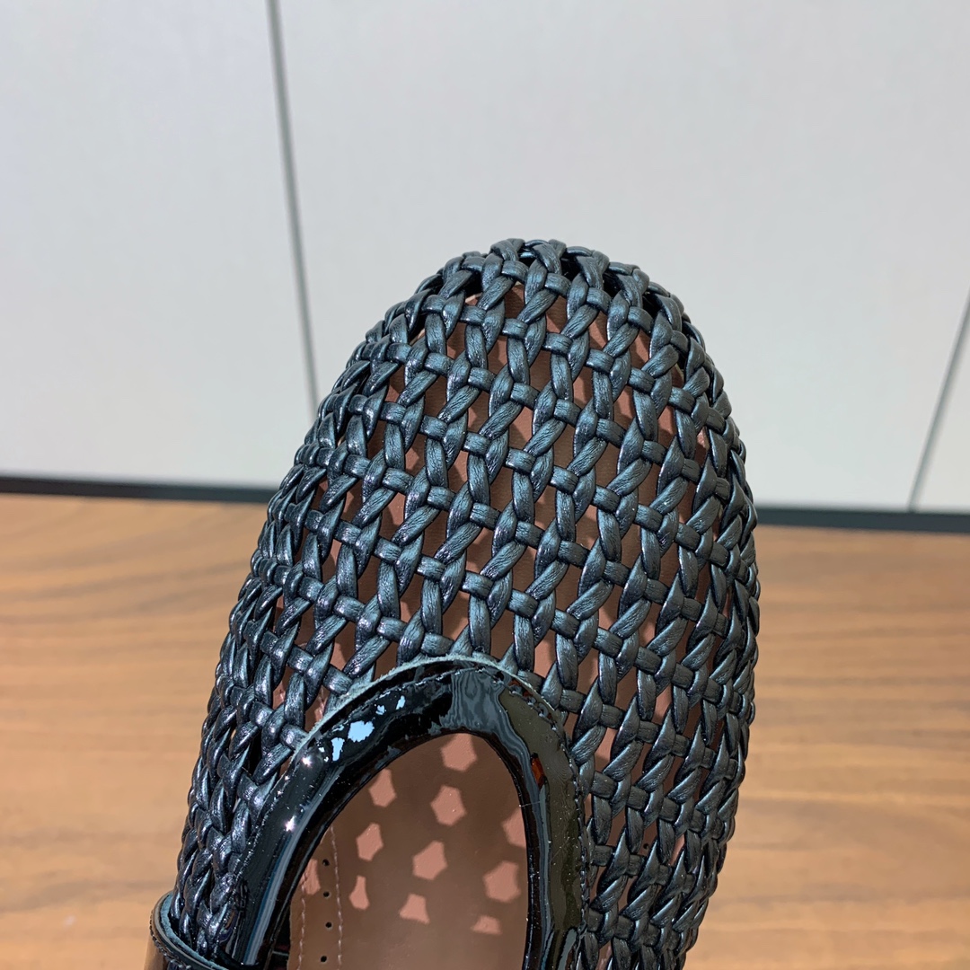 【Alaia】编织芭蕾舞平底鞋。顶级版。超级火，上脚超舒服超美。网面，羊皮垫脚，橡胶底，原版小皮箱。
码