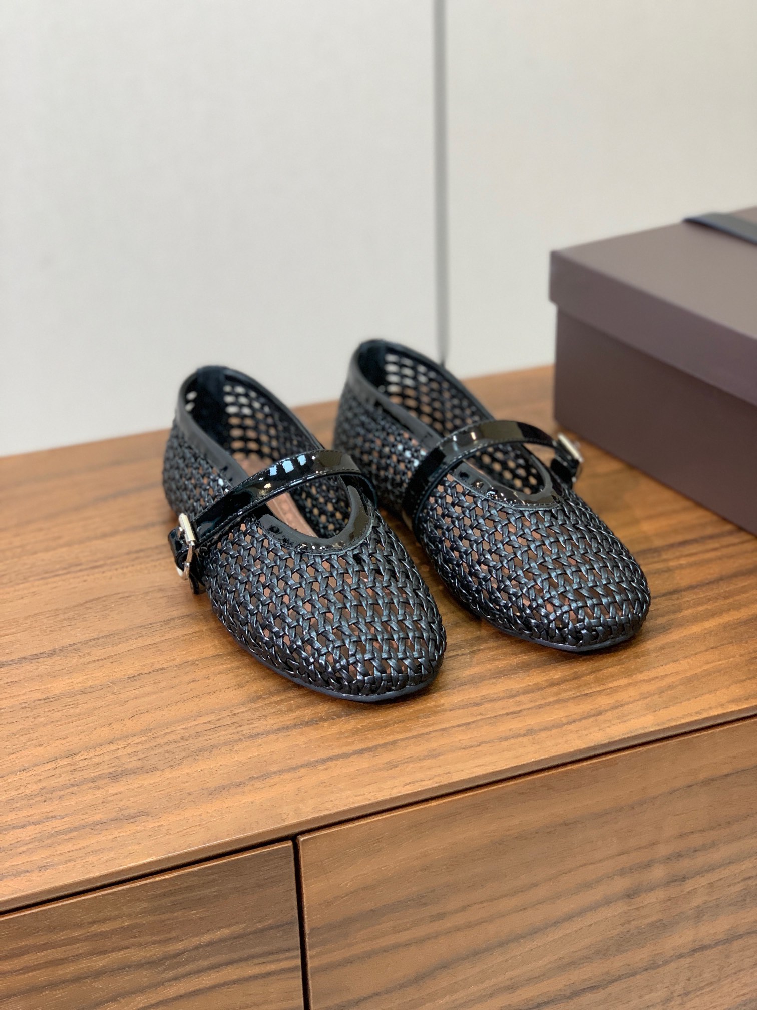【Alaia】编织芭蕾舞平底鞋。顶级版。超级火，上脚超舒服超美。网面，羊皮垫脚，橡胶底，原版小皮箱。
码