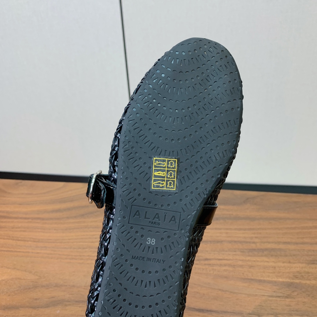 【Alaia】编织芭蕾舞平底鞋。顶级版。超级火，上脚超舒服超美。网面，羊皮垫脚，橡胶底，原版小皮箱。
码