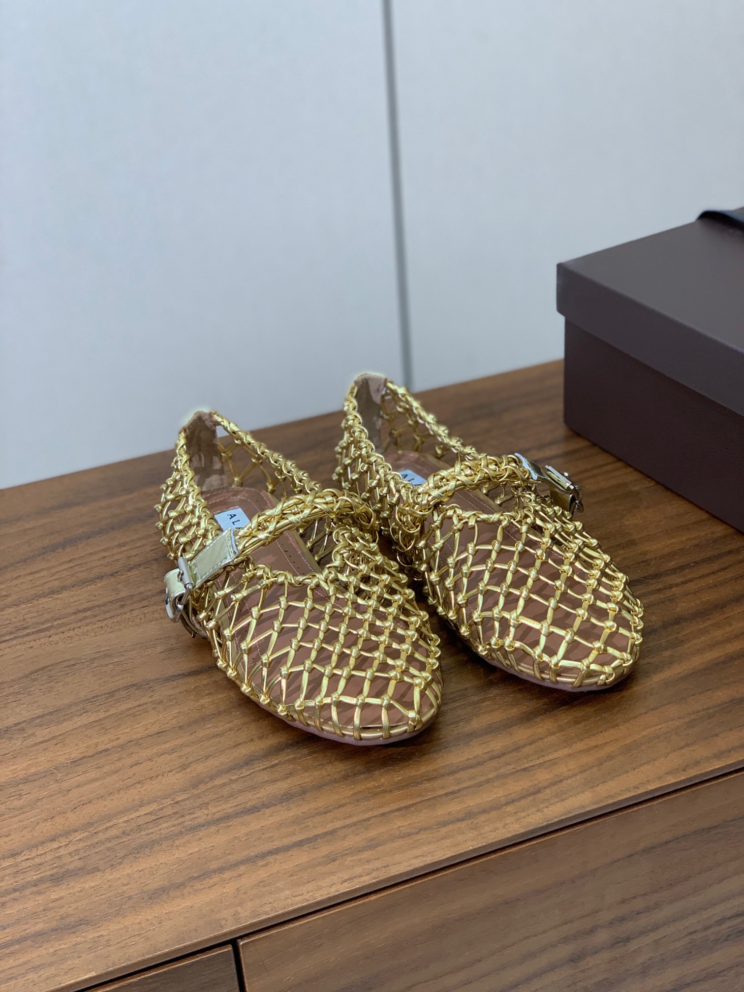 【Alaia】粗网芭蕾舞平底鞋。顶级版。超级火，上脚超舒服超美。网面，羊皮垫脚，橡胶底，原版小皮箱。
码