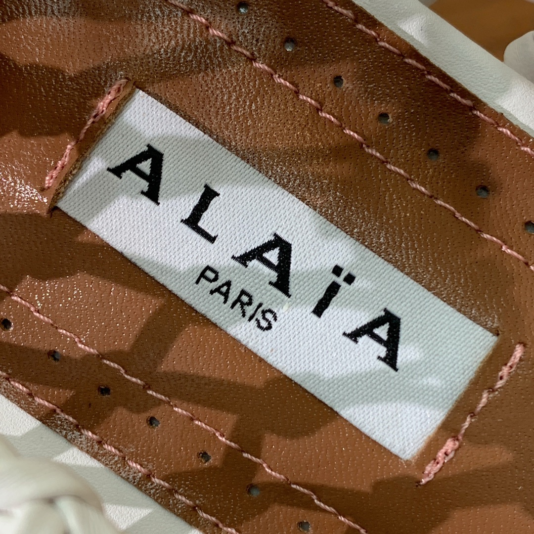 【Alaia】粗网芭蕾舞平底鞋。顶级版。超级火，上脚超舒服超美。网面，羊皮垫脚，橡胶底，原版小皮箱。
码