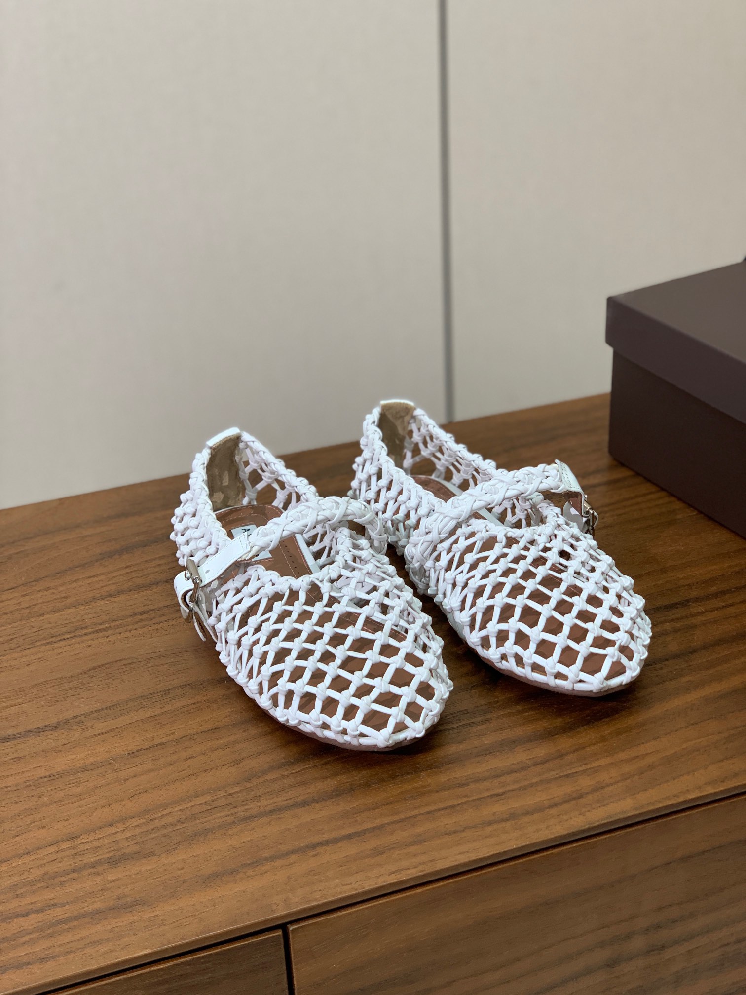 【Alaia】粗网芭蕾舞平底鞋。顶级版。超级火，上脚超舒服超美。网面，羊皮垫脚，橡胶底，原版小皮箱。
码