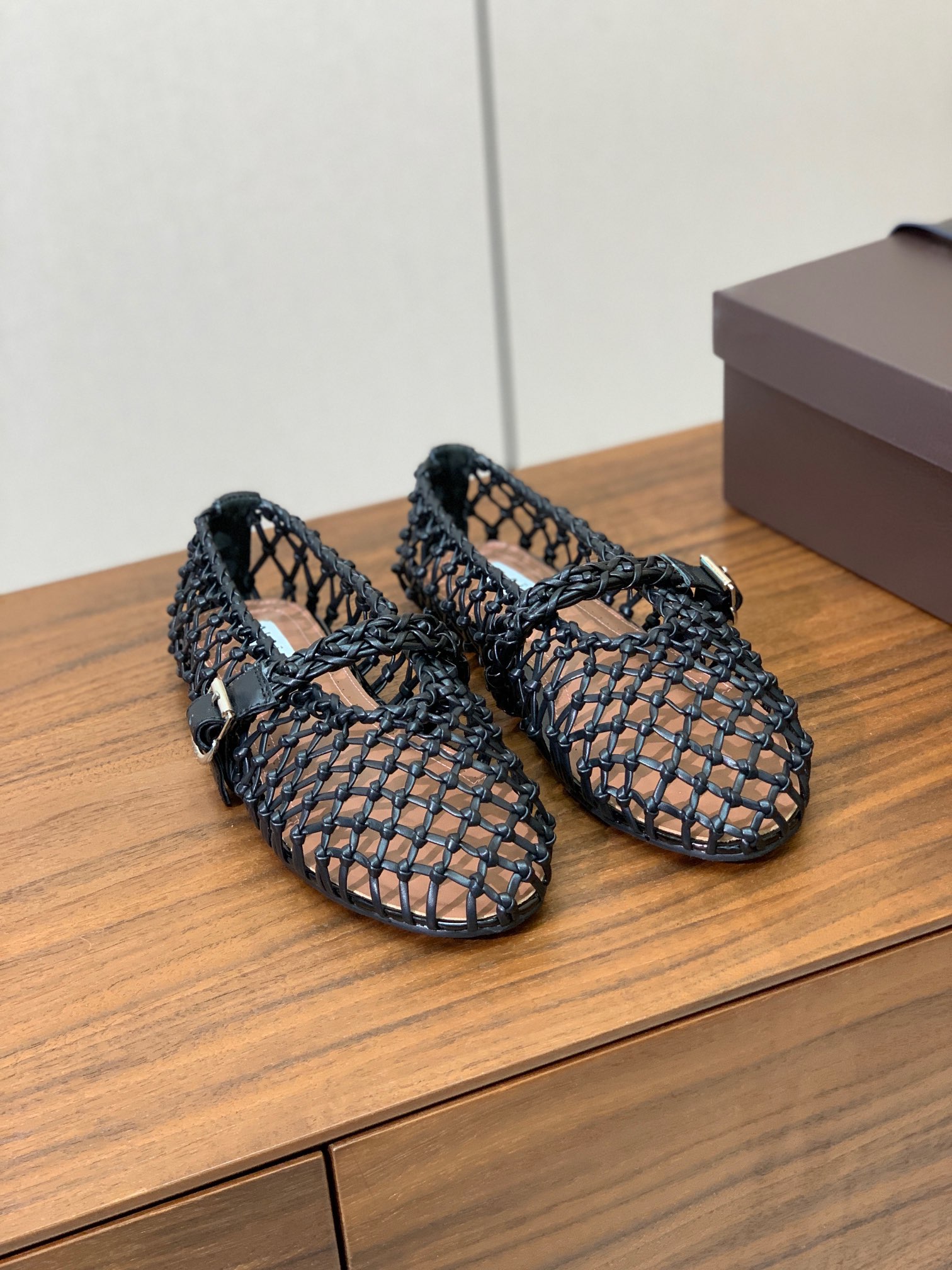 【Alaia】粗网芭蕾舞平底鞋。顶级版。超级火，上脚超舒服超美。网面，羊皮垫脚，橡胶底，原版小皮箱。
码