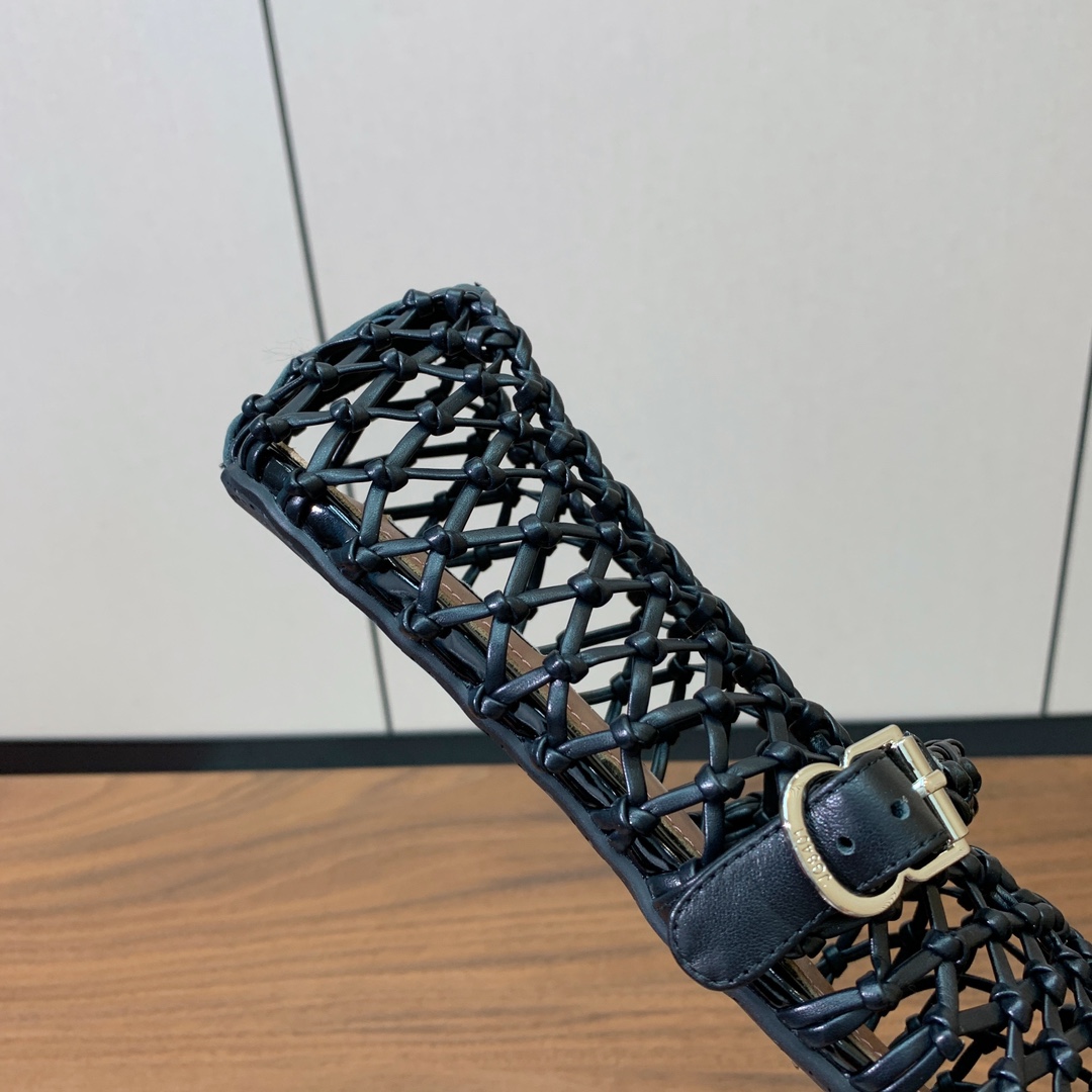 【Alaia】粗网芭蕾舞平底鞋。顶级版。超级火，上脚超舒服超美。网面，羊皮垫脚，橡胶底，原版小皮箱。
码