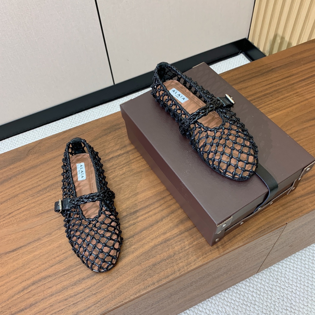 【Alaia】粗网芭蕾舞平底鞋。顶级版。超级火，上脚超舒服超美。网面，羊皮垫脚，橡胶底，原版小皮箱。
码
