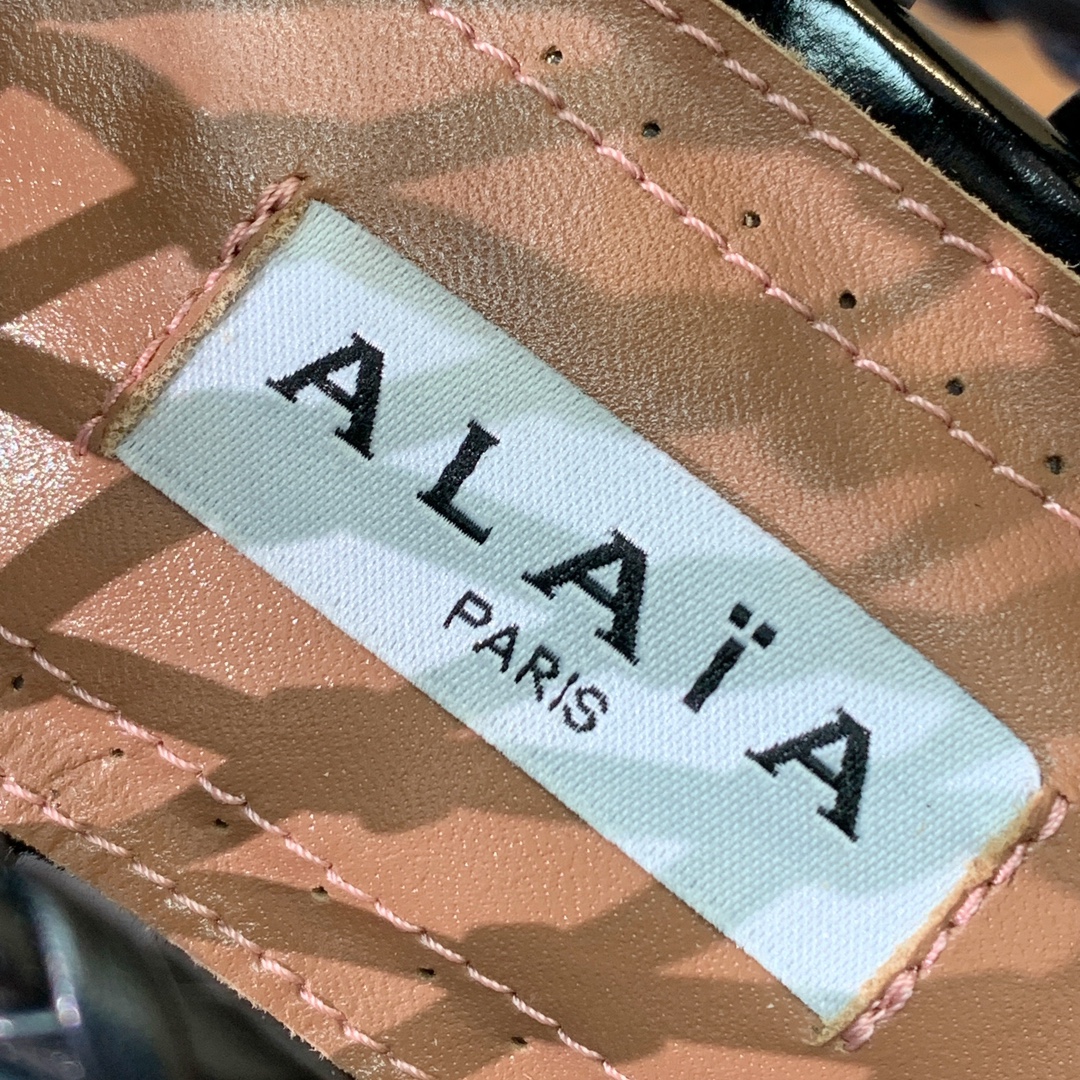 【Alaia】粗网芭蕾舞平底鞋。顶级版。超级火，上脚超舒服超美。网面，羊皮垫脚，橡胶底，原版小皮箱。
码
