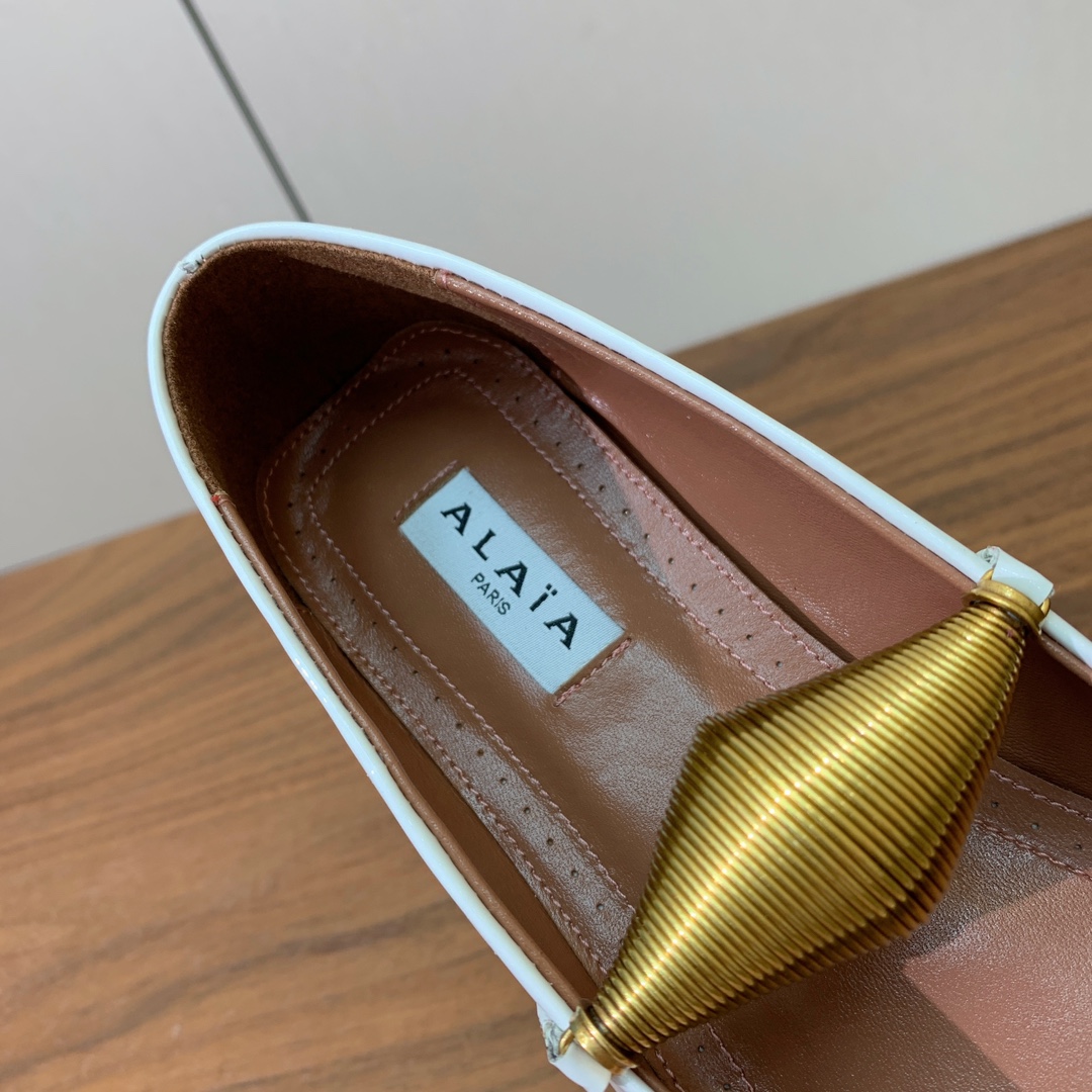 【Alaia】芭蕾舞平底鞋。顶级版。超级火，上脚超舒服超美。鞋面漆皮，羊皮垫脚，橡胶底，原版小皮箱。
码