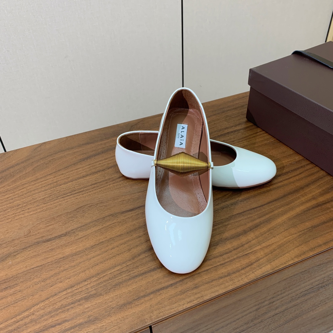 【Alaia】芭蕾舞平底鞋。顶级版。超级火，上脚超舒服超美。鞋面漆皮，羊皮垫脚，橡胶底，原版小皮箱。
码