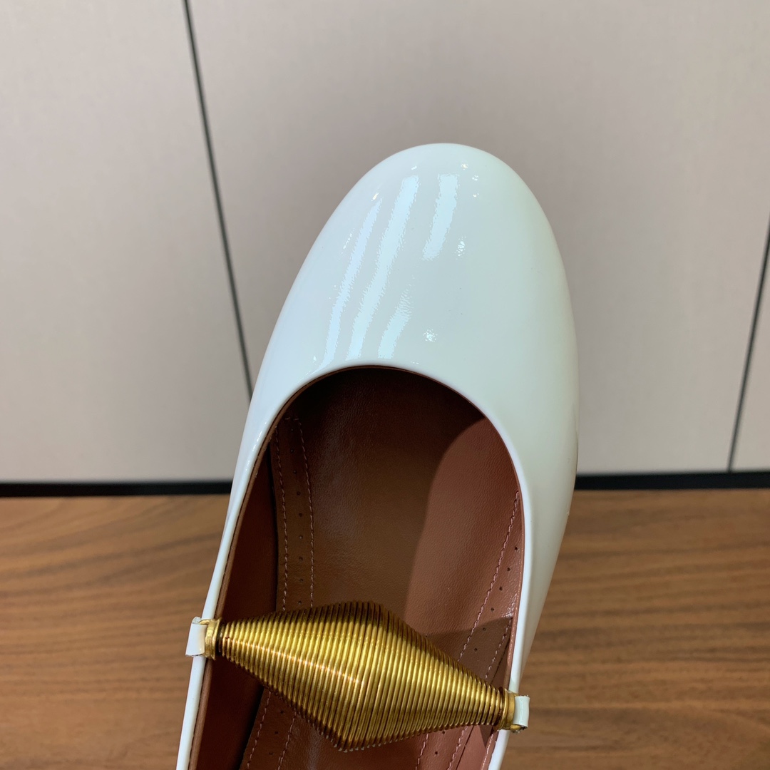 【Alaia】芭蕾舞平底鞋。顶级版。超级火，上脚超舒服超美。鞋面漆皮，羊皮垫脚，橡胶底，原版小皮箱。
码