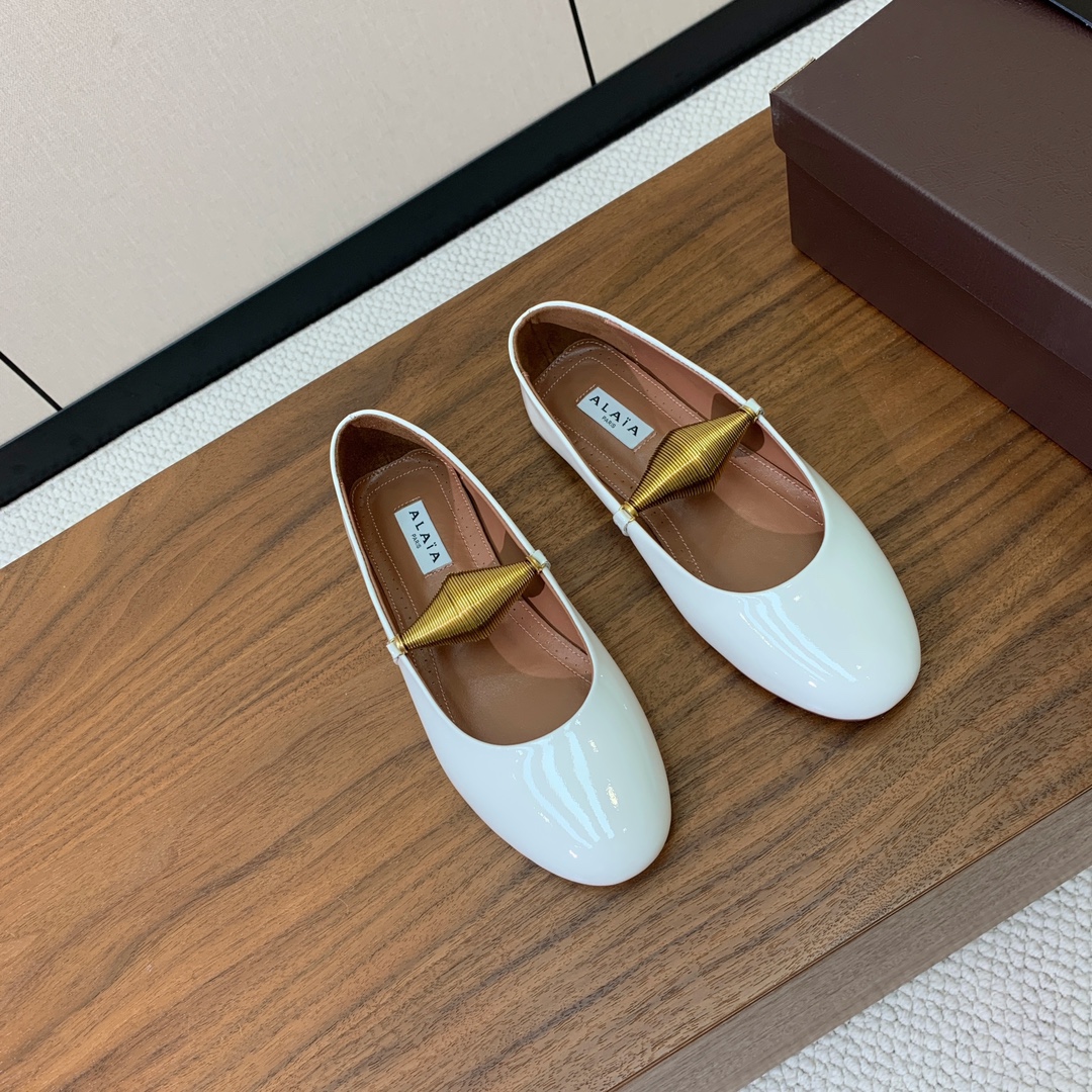 【Alaia】芭蕾舞平底鞋。顶级版。超级火，上脚超舒服超美。鞋面漆皮，羊皮垫脚，橡胶底，原版小皮箱。
码