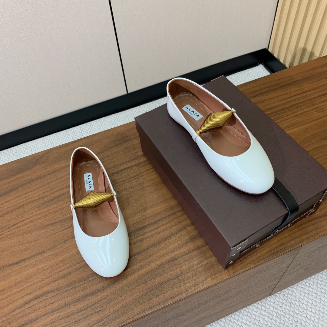 【Alaia】芭蕾舞平底鞋。顶级版。超级火，上脚超舒服超美。鞋面漆皮，羊皮垫脚，橡胶底，原版小皮箱。
码