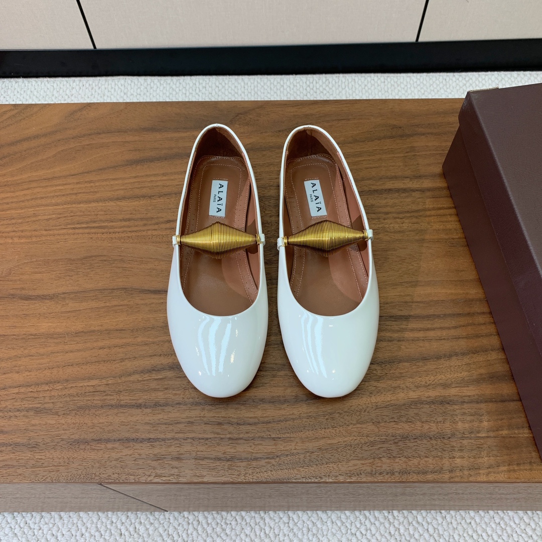 【Alaia】芭蕾舞平底鞋。顶级版。超级火，上脚超舒服超美。鞋面漆皮，羊皮垫脚，橡胶底，原版小皮箱。
码