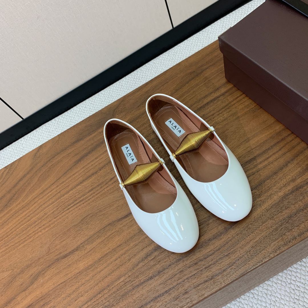 【Alaia】芭蕾舞平底鞋。顶级版。超级火，上脚超舒服超美。鞋面漆皮，羊皮垫脚，橡胶底，原版小皮箱。
码