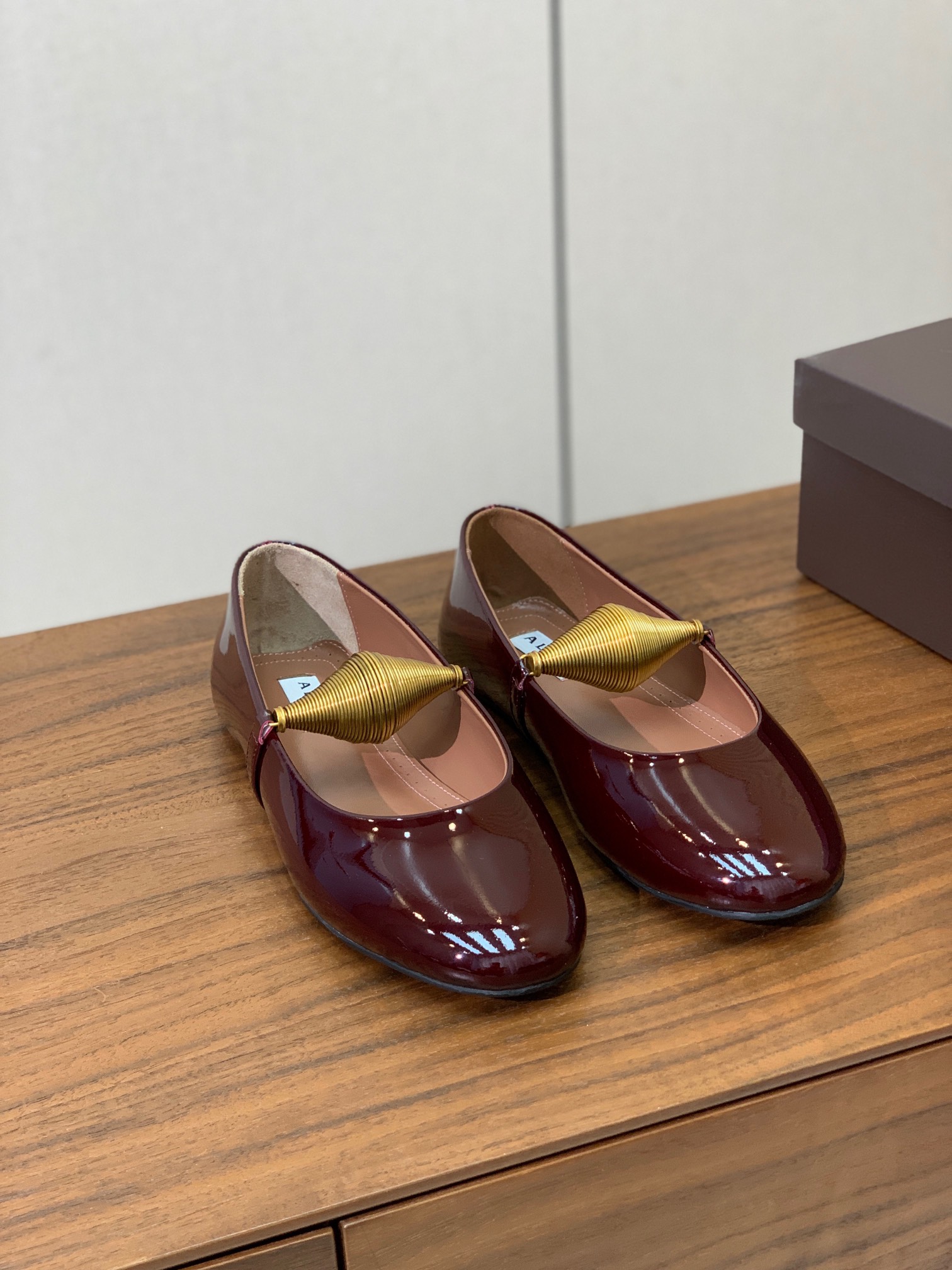 【Alaia】芭蕾舞平底鞋。顶级版。超级火，上脚超舒服超美。鞋面漆皮，羊皮垫脚，橡胶底，原版小皮箱。
码