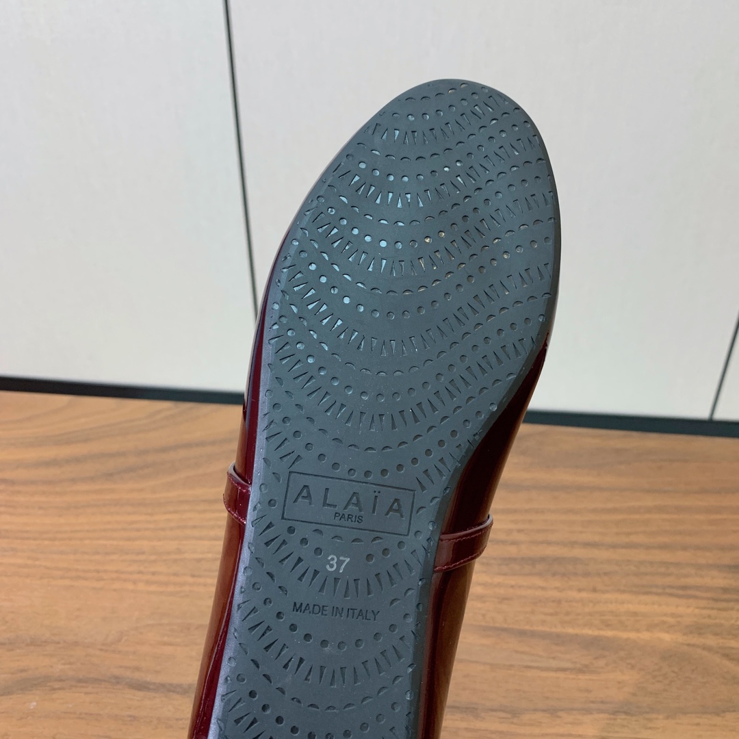 【Alaia】芭蕾舞平底鞋。顶级版。超级火，上脚超舒服超美。鞋面漆皮，羊皮垫脚，橡胶底，原版小皮箱。
码
