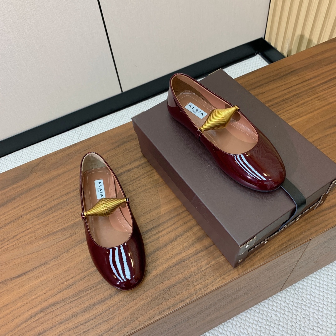 【Alaia】芭蕾舞平底鞋。顶级版。超级火，上脚超舒服超美。鞋面漆皮，羊皮垫脚，橡胶底，原版小皮箱。
码