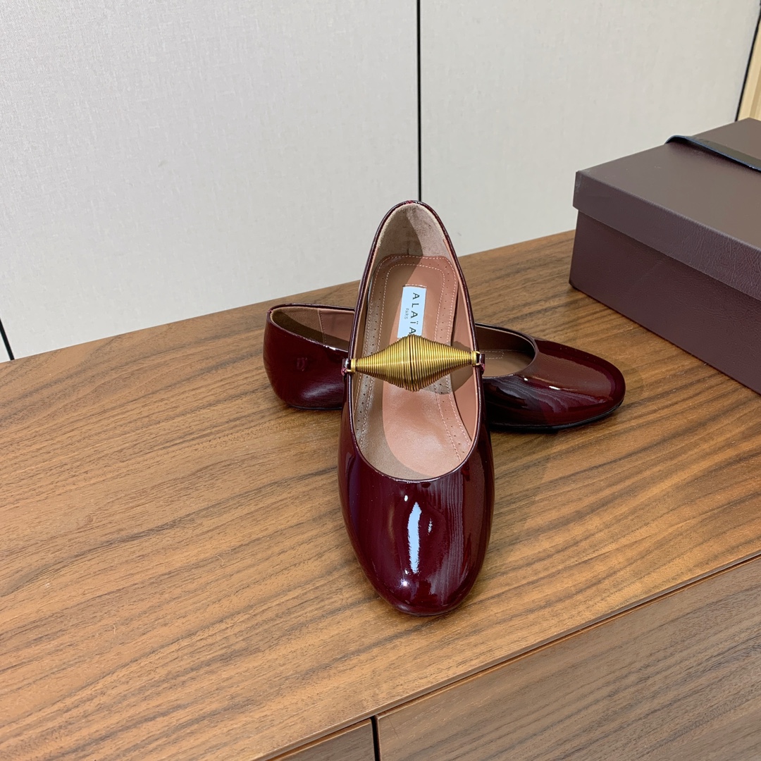 【Alaia】芭蕾舞平底鞋。顶级版。超级火，上脚超舒服超美。鞋面漆皮，羊皮垫脚，橡胶底，原版小皮箱。
码