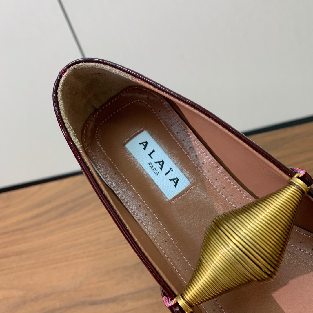 【Alaia】芭蕾舞平底鞋。顶级版。超级火，上脚超舒服超美。鞋面漆皮，羊皮垫脚，橡胶底，原版小皮箱。
码