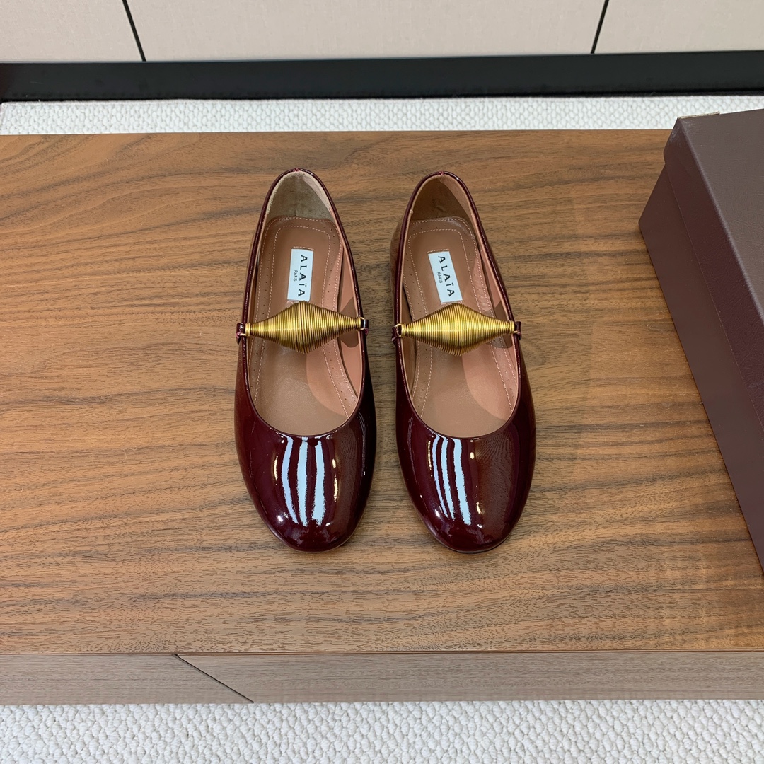 【Alaia】芭蕾舞平底鞋。顶级版。超级火，上脚超舒服超美。鞋面漆皮，羊皮垫脚，橡胶底，原版小皮箱。
码