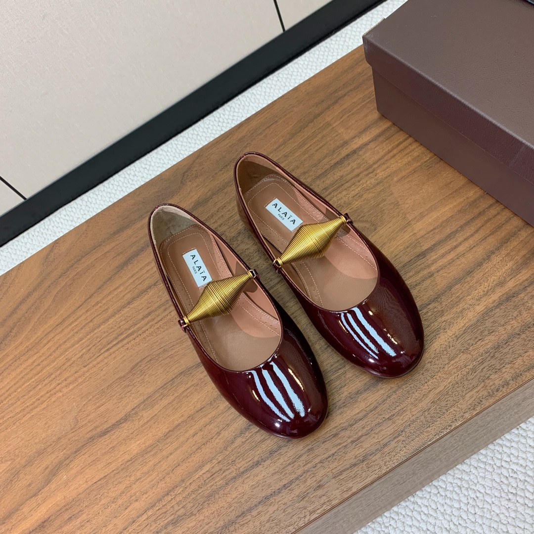 【Alaia】芭蕾舞平底鞋。顶级版。超级火，上脚超舒服超美。鞋面漆皮，羊皮垫脚，橡胶底，原版小皮箱。
码