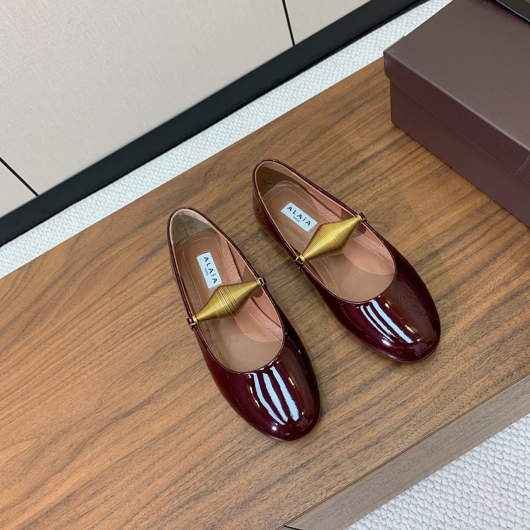 【Alaia】芭蕾舞平底鞋。顶级版。超级火，上脚超舒服超美。鞋面漆皮，羊皮垫脚，橡胶底，原版小皮箱。
码