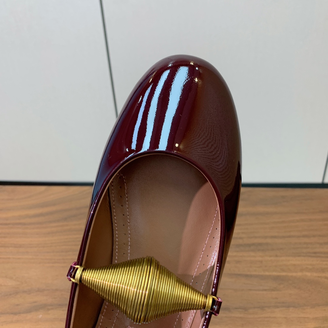 【Alaia】芭蕾舞平底鞋。顶级版。超级火，上脚超舒服超美。鞋面漆皮，羊皮垫脚，橡胶底，原版小皮箱。
码