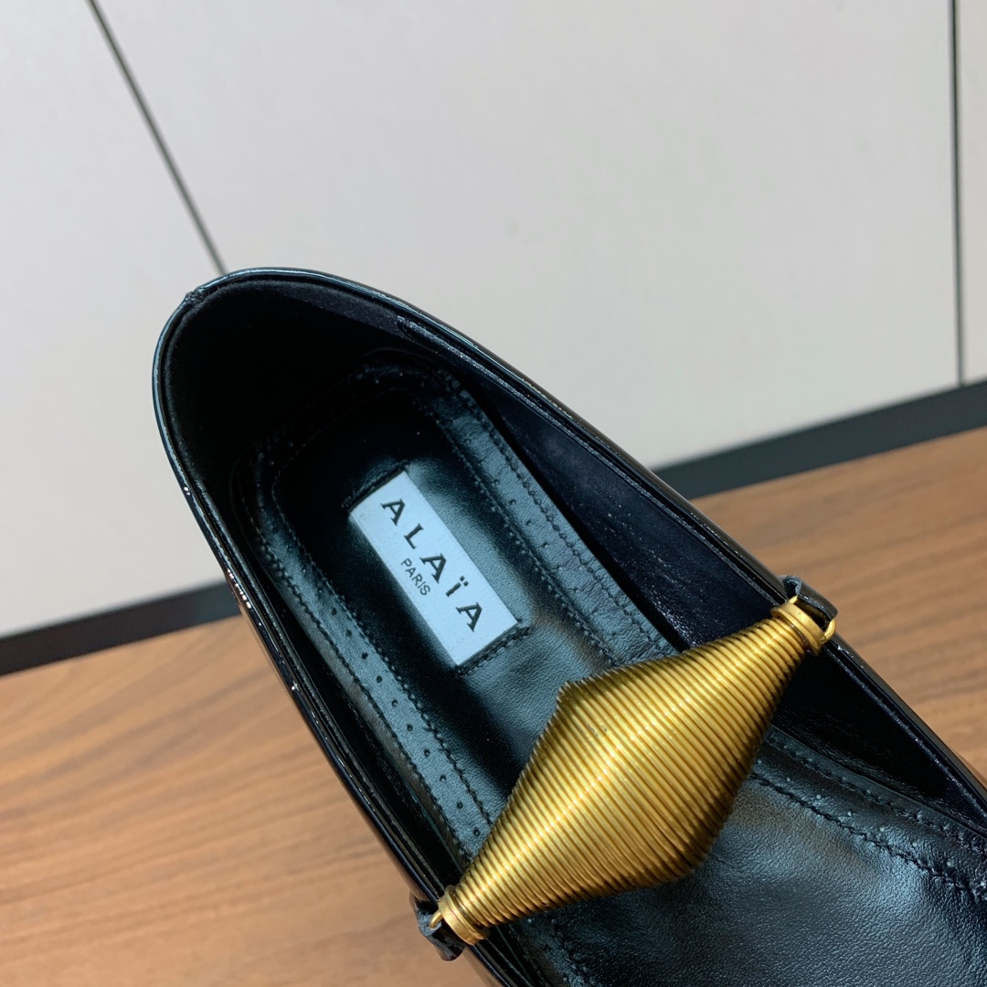 【Alaia】芭蕾舞平底鞋。顶级版。超级火，上脚超舒服超美。鞋面漆皮，羊皮垫脚，橡胶底，原版小皮箱。
码
