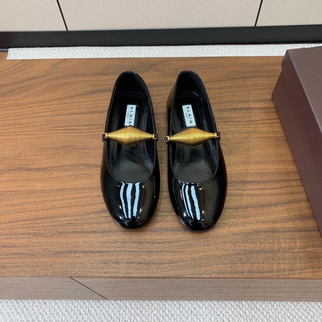 【Alaia】芭蕾舞平底鞋。顶级版。超级火，上脚超舒服超美。鞋面漆皮，羊皮垫脚，橡胶底，原版小皮箱。
码