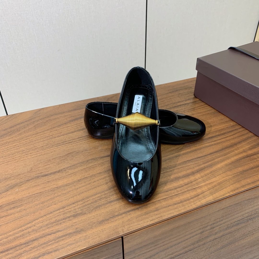 【Alaia】芭蕾舞平底鞋。顶级版。超级火，上脚超舒服超美。鞋面漆皮，羊皮垫脚，橡胶底，原版小皮箱。
码