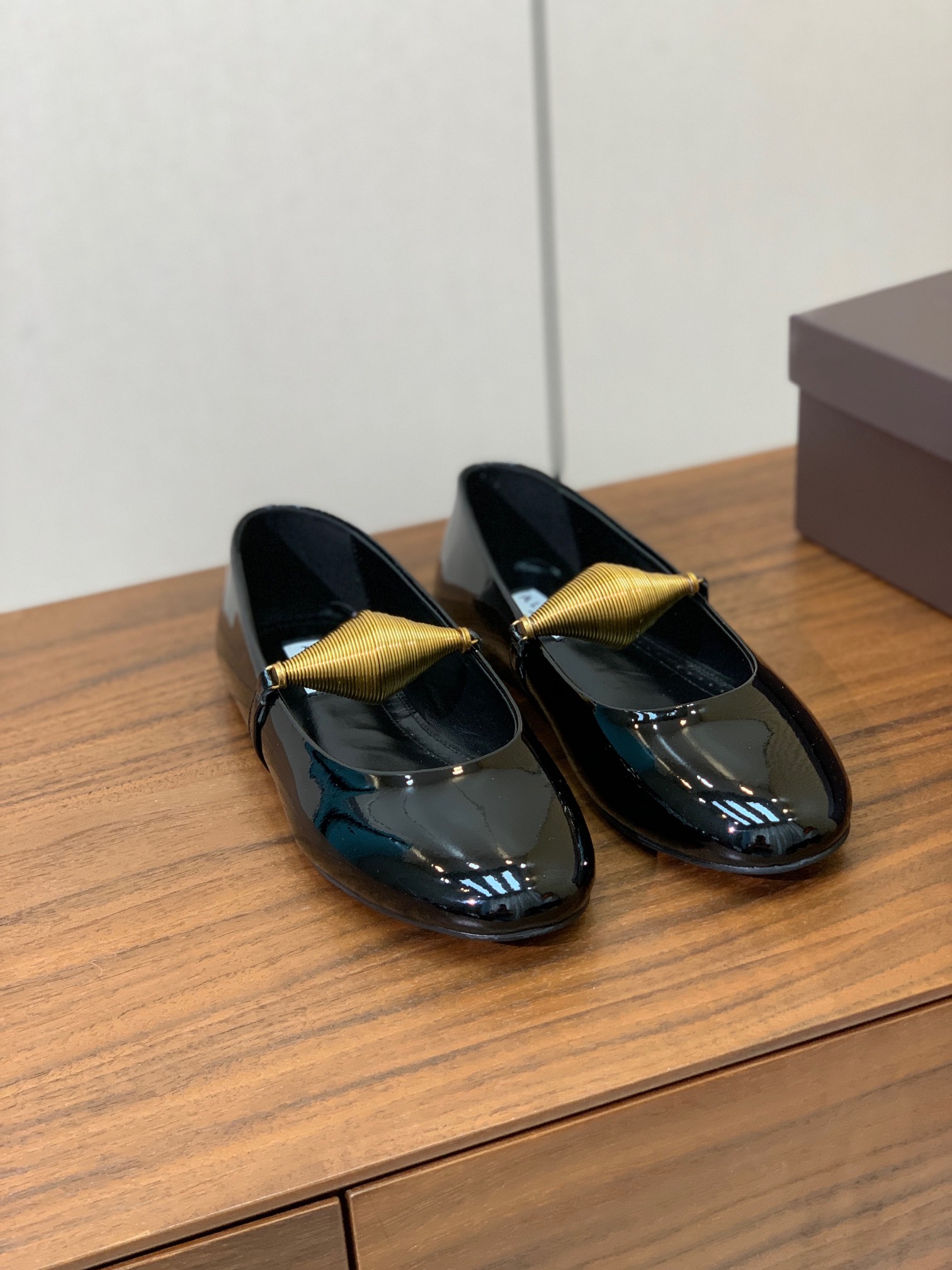 【Alaia】芭蕾舞平底鞋。顶级版。超级火，上脚超舒服超美。鞋面漆皮，羊皮垫脚，橡胶底，原版小皮箱。
码