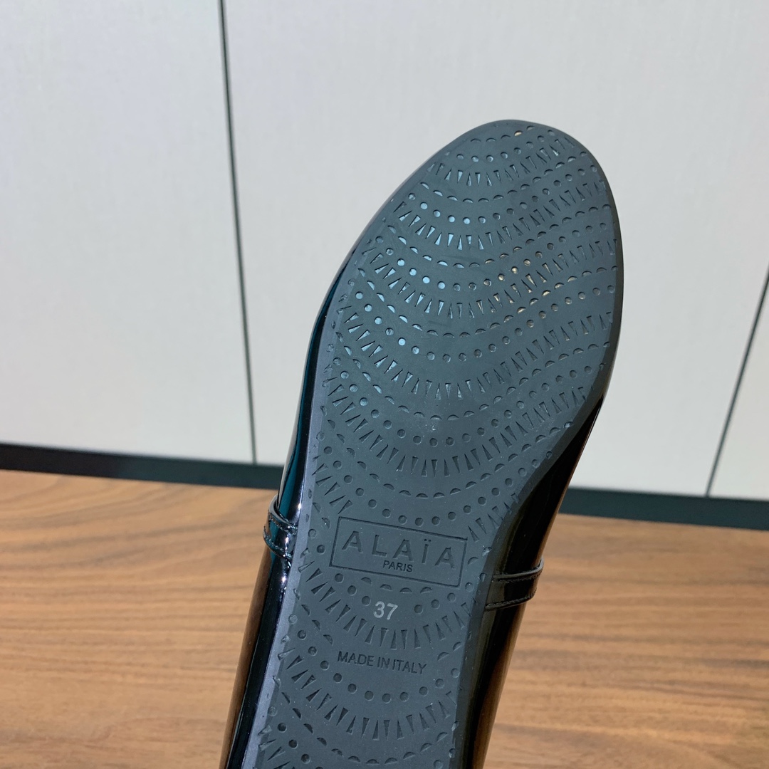 【Alaia】芭蕾舞平底鞋。顶级版。超级火，上脚超舒服超美。鞋面漆皮，羊皮垫脚，橡胶底，原版小皮箱。
码