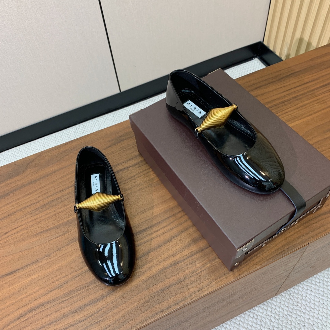 【Alaia】芭蕾舞平底鞋。顶级版。超级火，上脚超舒服超美。鞋面漆皮，羊皮垫脚，橡胶底，原版小皮箱。
码
