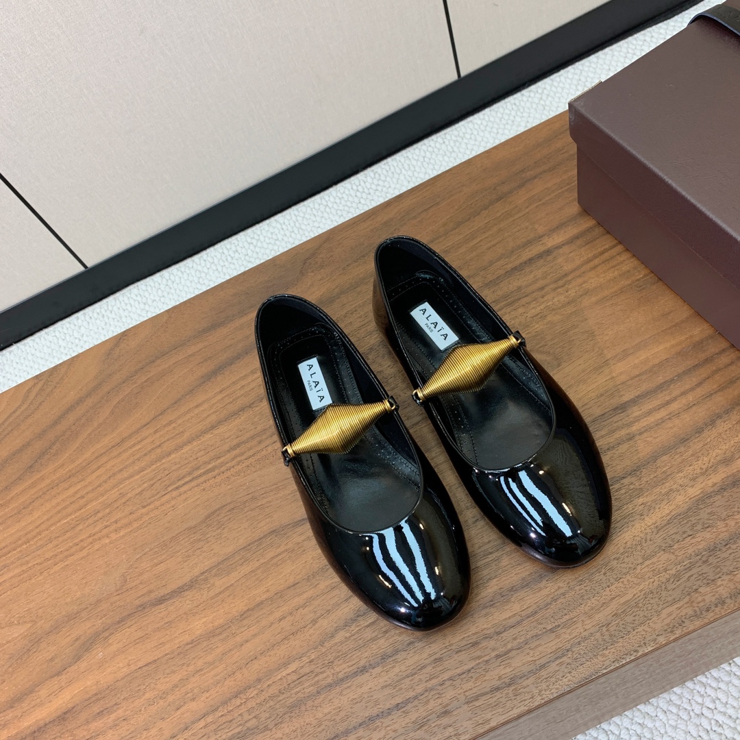 【Alaia】芭蕾舞平底鞋。顶级版。超级火，上脚超舒服超美。鞋面漆皮，羊皮垫脚，橡胶底，原版小皮箱。
码