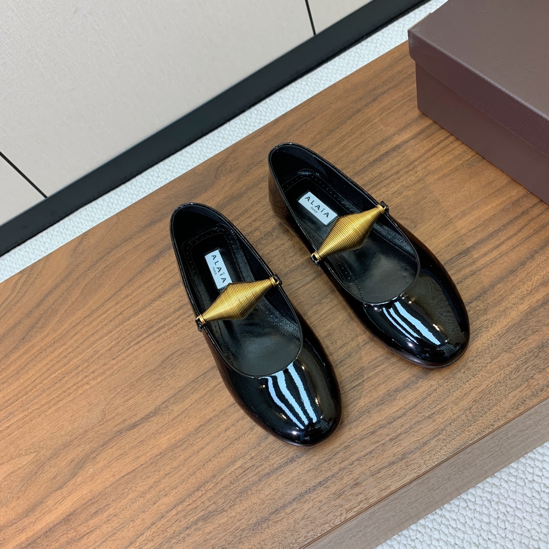 【Alaia】芭蕾舞平底鞋。顶级版。超级火，上脚超舒服超美。鞋面漆皮，羊皮垫脚，橡胶底，原版小皮箱。
码