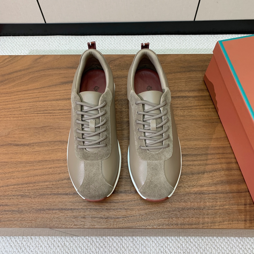 【Loro Piana】情侣款休闲运动鞋。简约时尚，鞋面采用牛反绒拼皮。羊皮垫脚。定制橡胶底。
码数：女