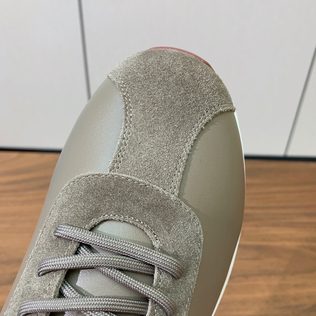 【Loro Piana】情侣款休闲运动鞋。简约时尚，鞋面采用牛反绒拼皮。羊皮垫脚。定制橡胶底。
码数：女