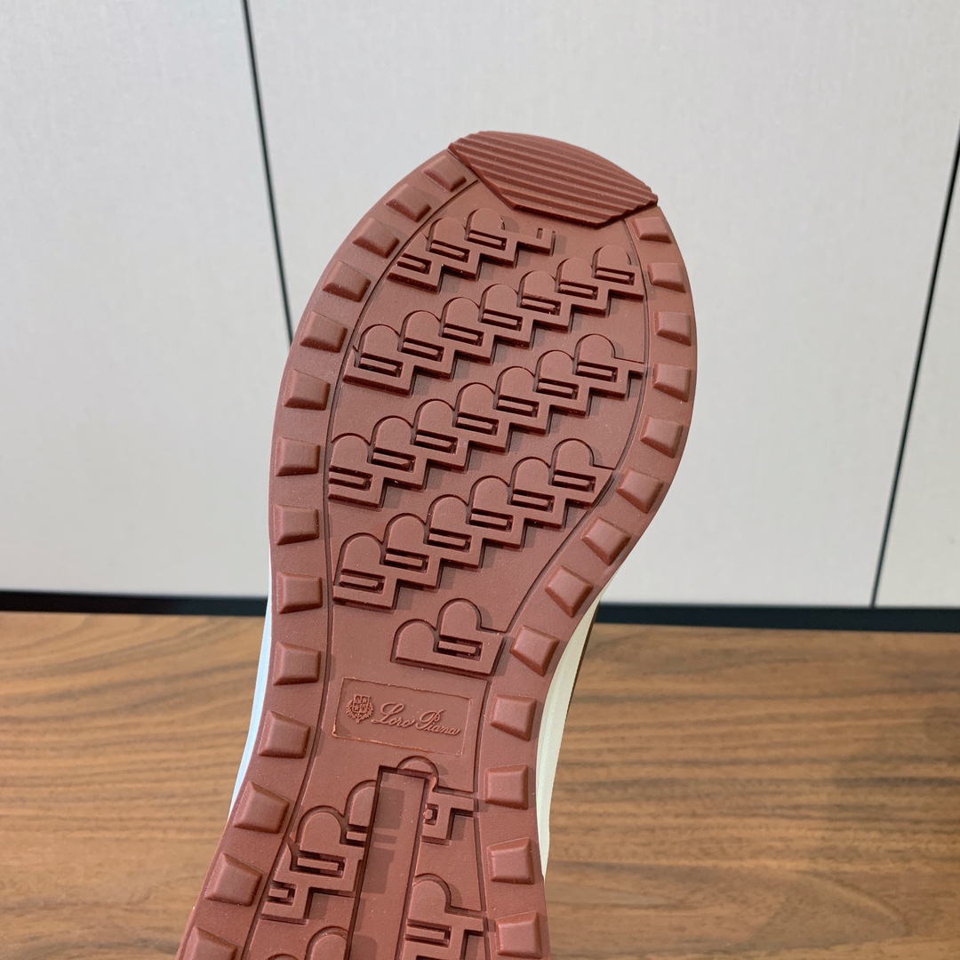 【Loro Piana】情侣款休闲运动鞋。简约时尚，鞋面采用牛反绒拼皮。羊皮垫脚。定制橡胶底。
码数：女