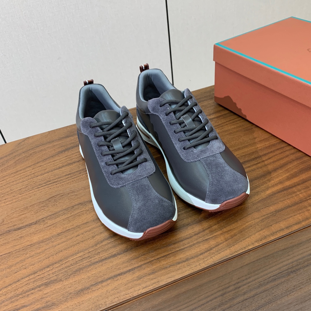 【Loro Piana】情侣款休闲运动鞋。简约时尚，鞋面采用牛反绒拼皮。羊皮垫脚。定制橡胶底。
码数：女