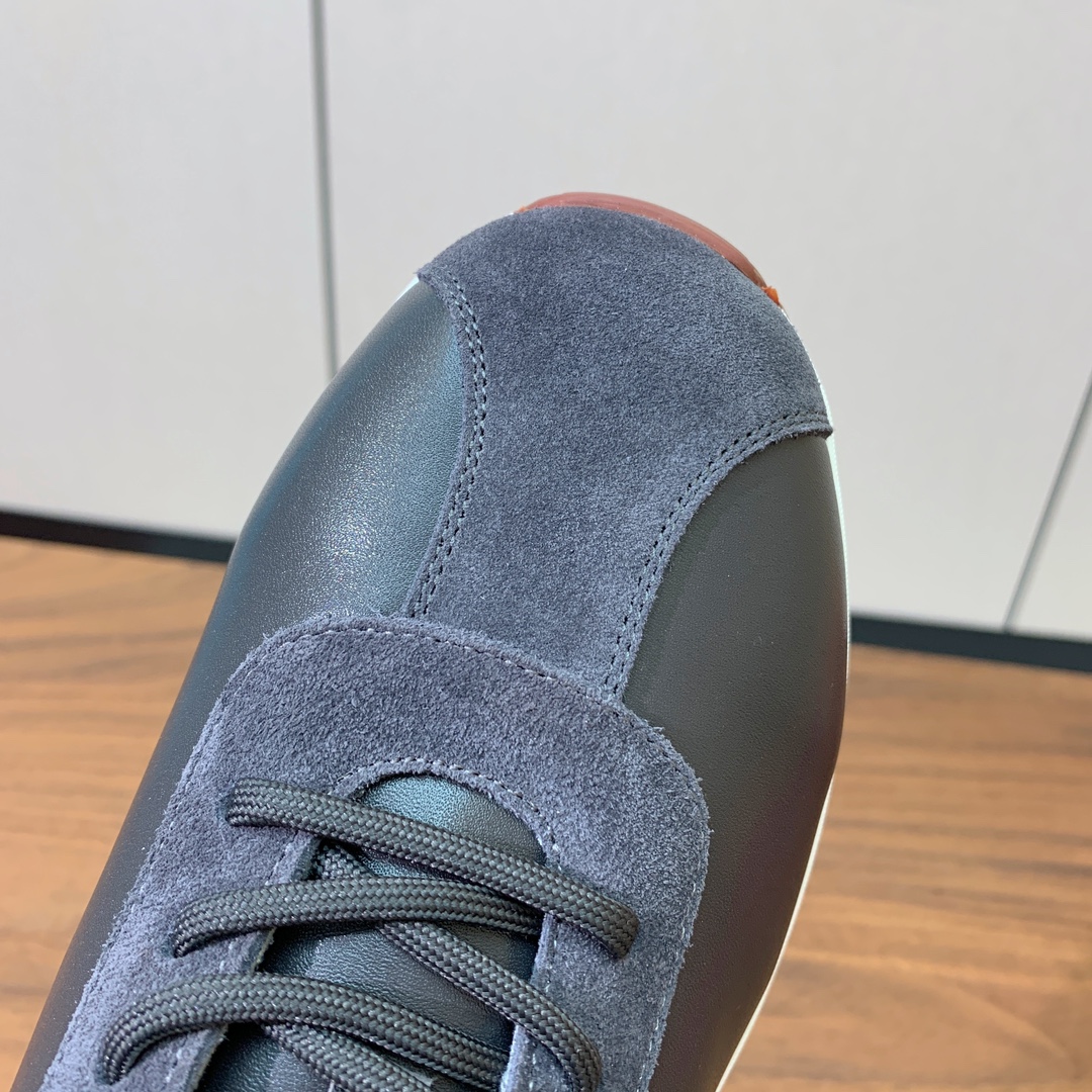 【Loro Piana】情侣款休闲运动鞋。简约时尚，鞋面采用牛反绒拼皮。羊皮垫脚。定制橡胶底。
码数：女