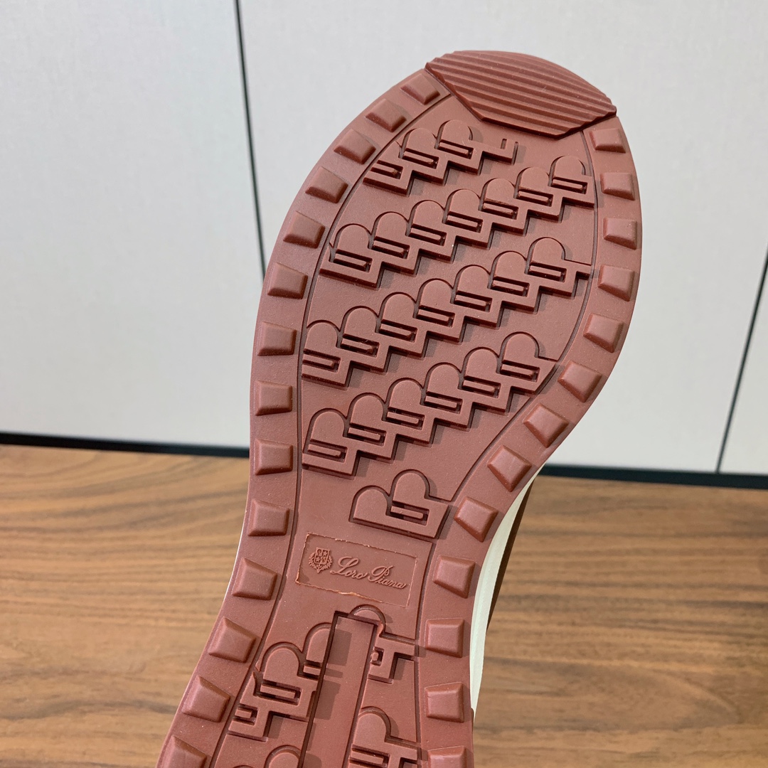 【Loro Piana】情侣款休闲运动鞋。简约时尚，鞋面采用牛反绒拼皮。羊皮垫脚。定制橡胶底。
码数：女