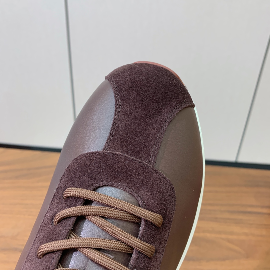 【Loro Piana】情侣款休闲运动鞋。简约时尚，鞋面采用牛反绒拼皮。羊皮垫脚。定制橡胶底。
码数：女