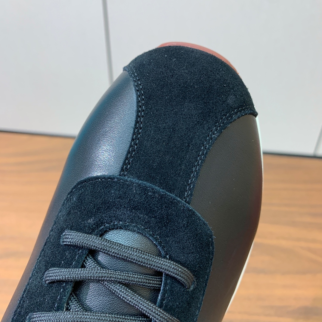 【Loro Piana】情侣款休闲运动鞋。简约时尚，鞋面采用牛反绒拼皮。羊皮垫脚。定制橡胶底。
码数：女