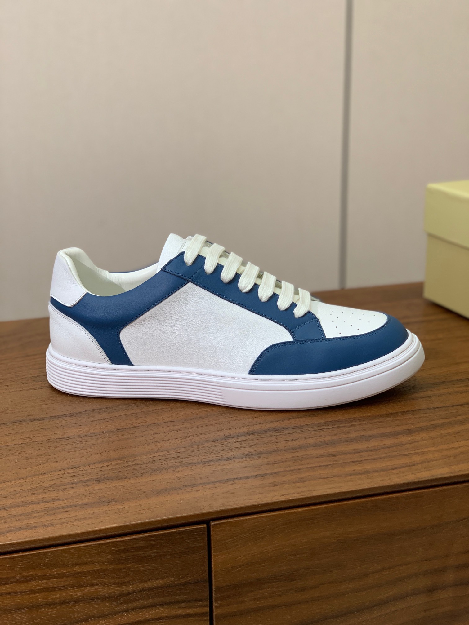 【BRUNELL* CUCINELL*】男款休闲鞋。简约时尚。鞋面牛皮、羊皮内里，高密度弹力乳胶（可拆卸