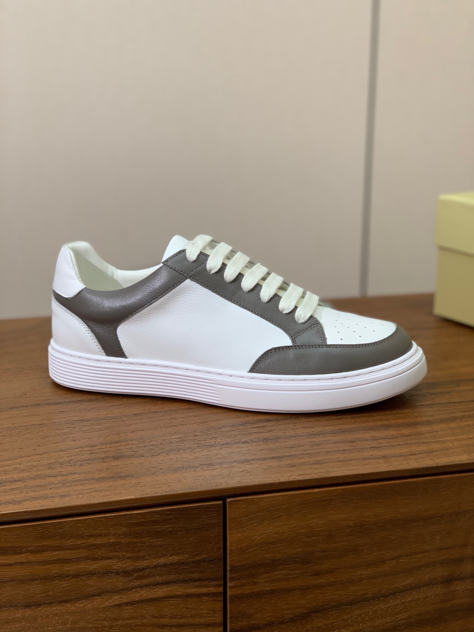 【BRUNELL* CUCINELL*】男款休闲鞋。简约时尚。鞋面牛皮、羊皮内里，高密度弹力乳胶（可拆卸