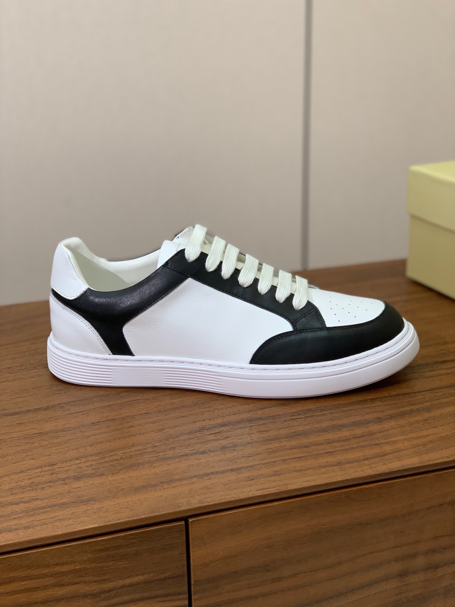 【BRUNELL* CUCINELL*】男款休闲鞋。简约时尚。鞋面牛皮、羊皮内里，高密度弹力乳胶（可拆卸