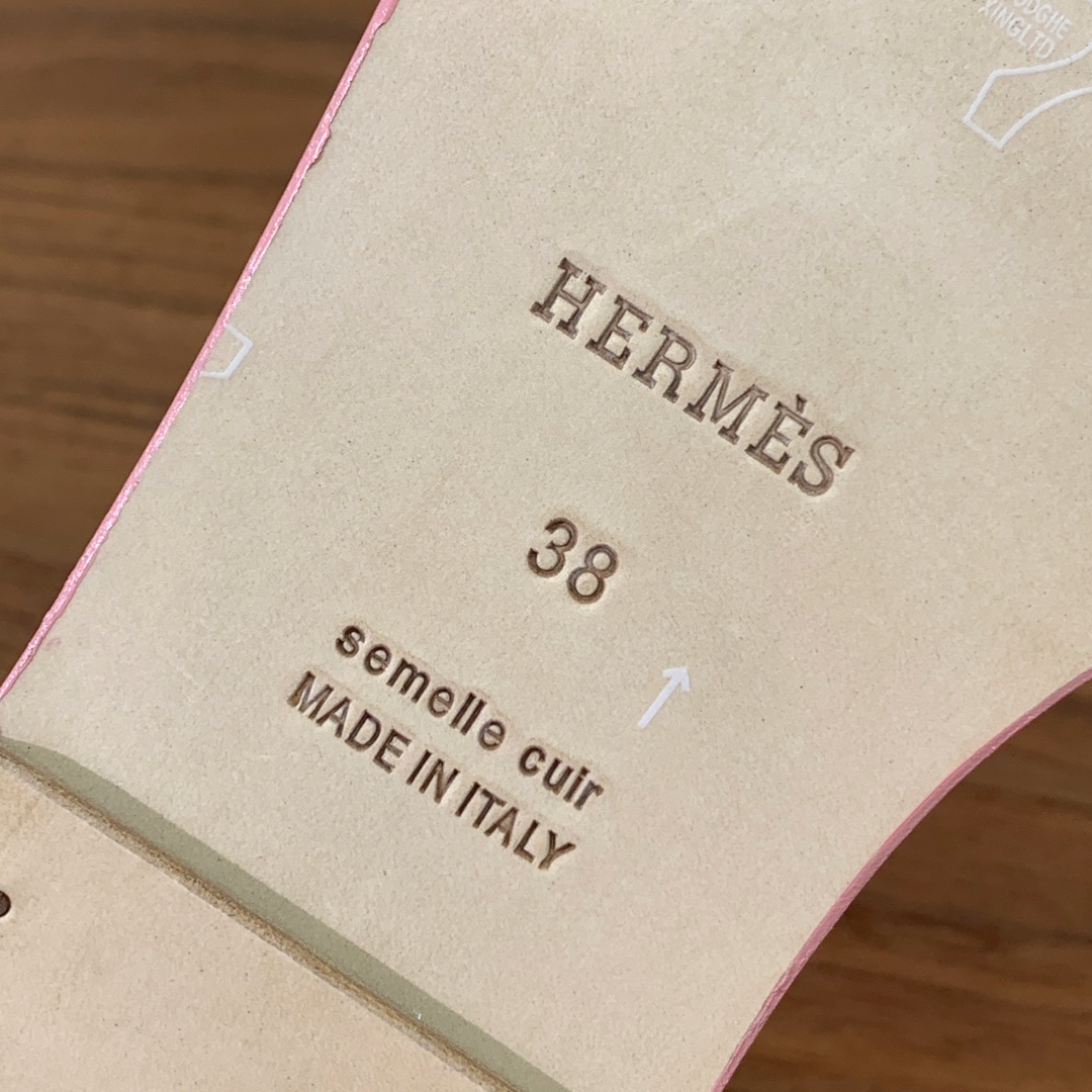 【Herm*s】经典平底H拖。非常简约大气，春夏搭配裙子裤子也很气质。鞋面手掌纹牛皮。羊皮内里及垫脚。真
