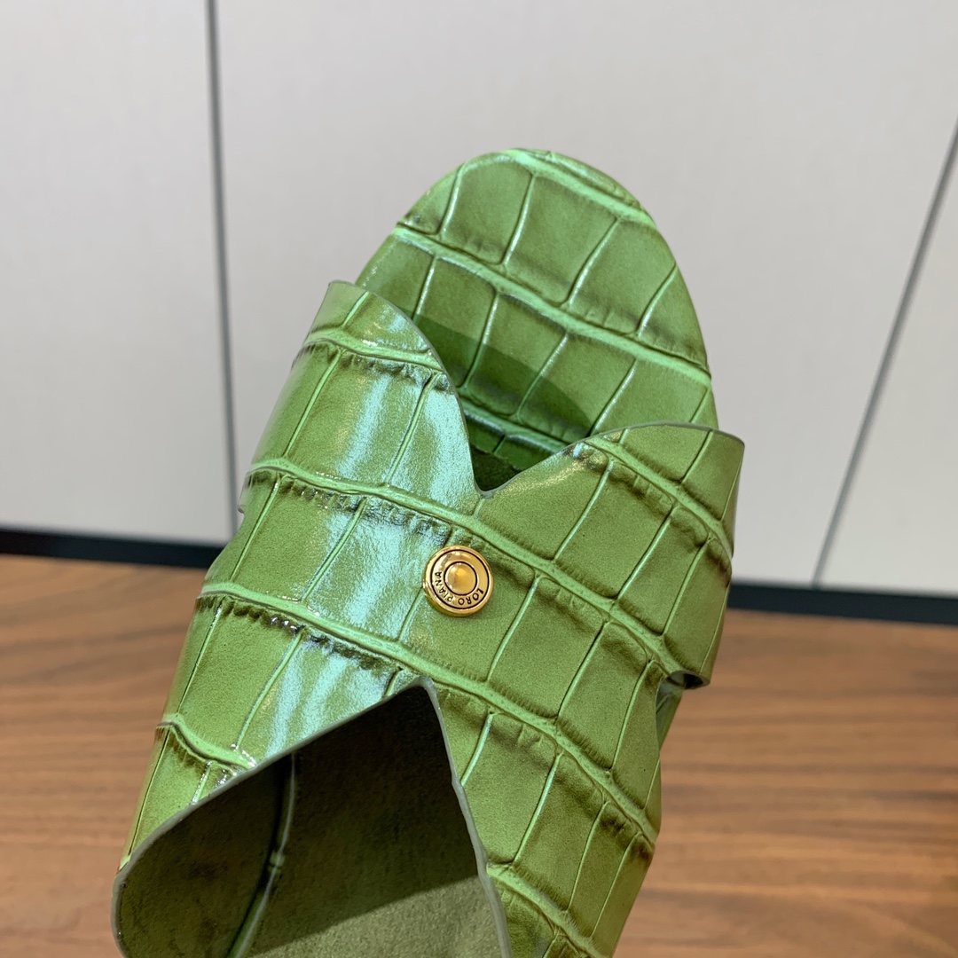 【Loro Piana】经典复古绝美平底拖鞋。简约即时髦、松弛的高级感。感受夏日感高级穿搭。面料压纹牛皮