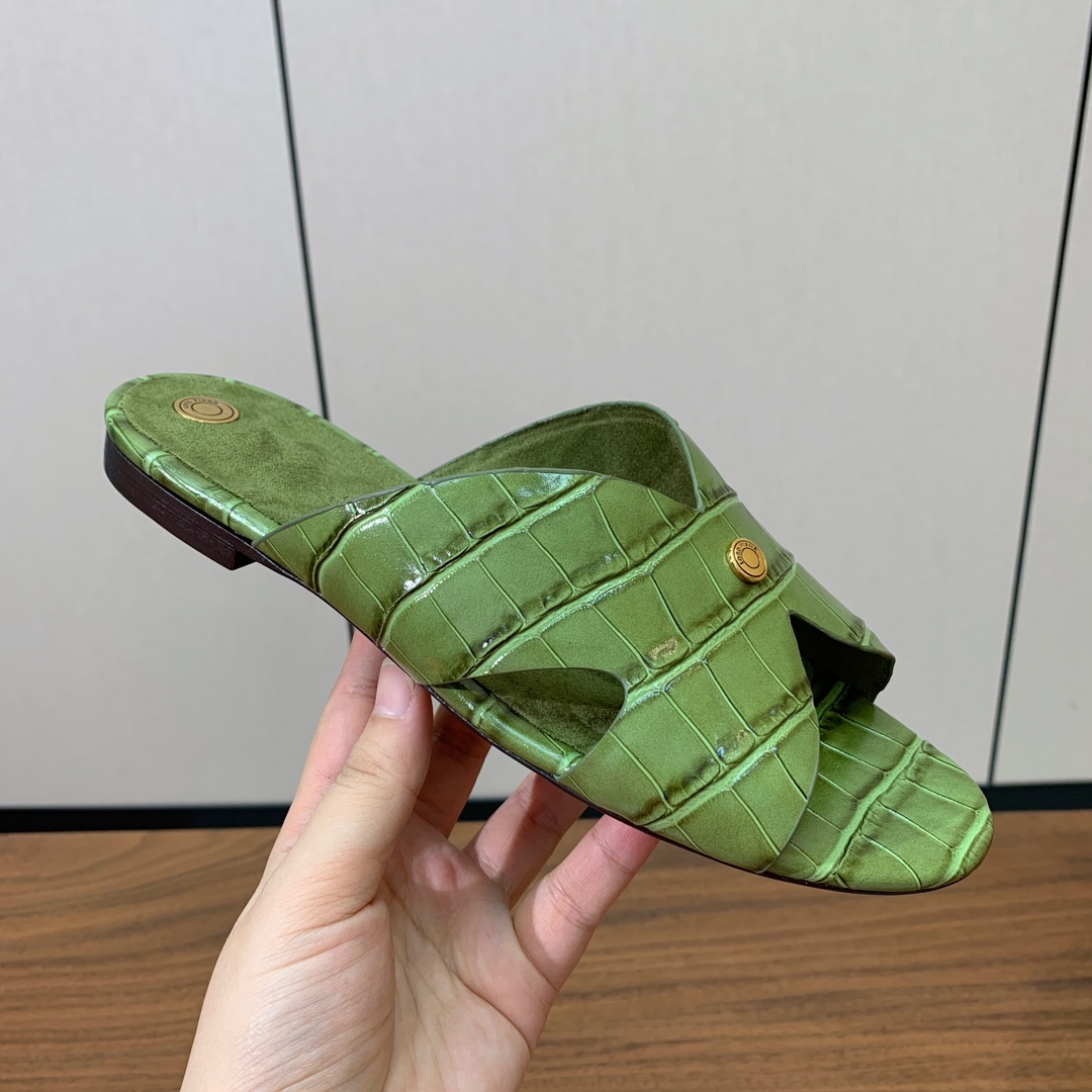 【Loro Piana】经典复古绝美平底拖鞋。简约即时髦、松弛的高级感。感受夏日感高级穿搭。面料压纹牛皮