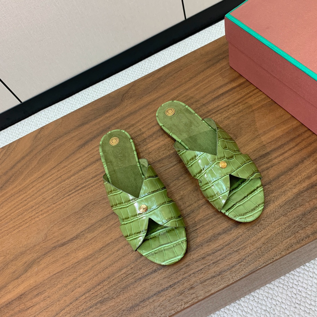 【Loro Piana】经典复古绝美平底拖鞋。简约即时髦、松弛的高级感。感受夏日感高级穿搭。面料压纹牛皮