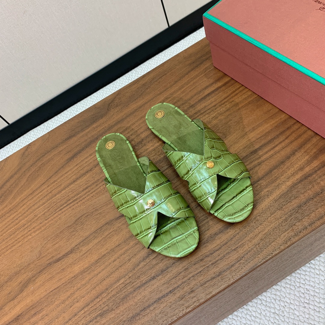 【Loro Piana】经典复古绝美平底拖鞋。简约即时髦、松弛的高级感。感受夏日感高级穿搭。面料压纹牛皮
